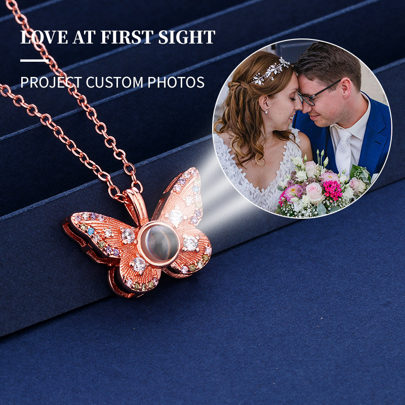 Colgante de Proyección de Mariposa Diamante Colorido Femenino 100 Idiomas Te Amo Foto HD — imagen 6