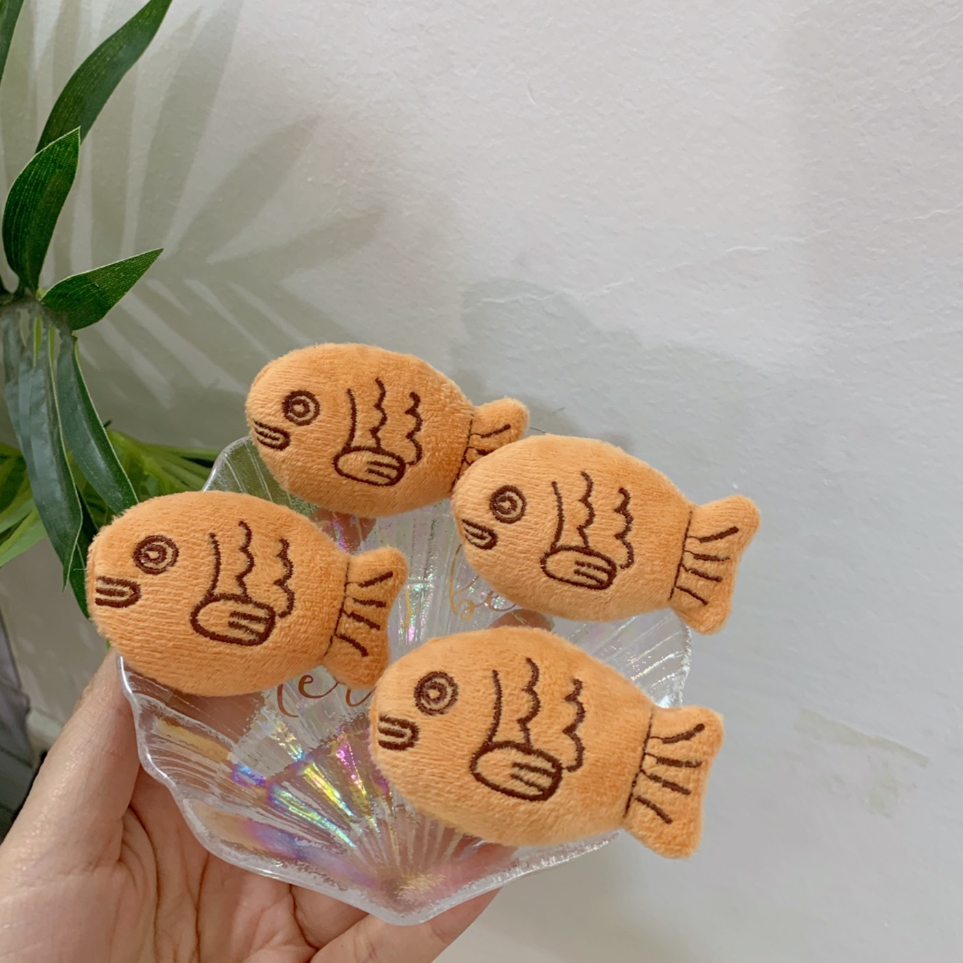 Broche de Peces Cómicos de Plush para Bolsa o Chaqueta con Forma de Pez — imagen 3