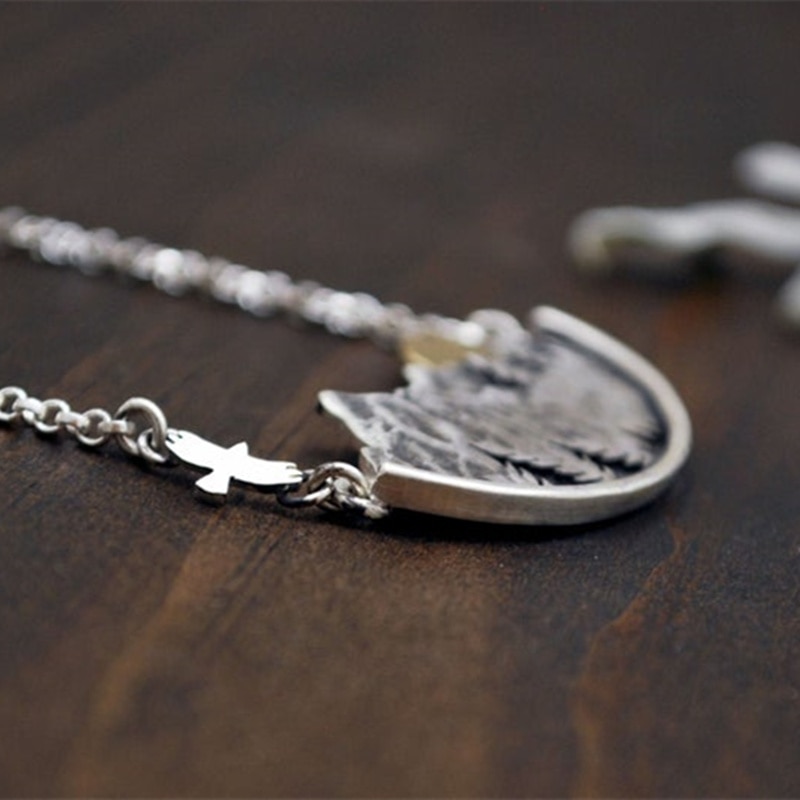 Collar de Paisaje de Montaña 'La Aventura Espera', Dije Dorado con Sol, Ave Volando y Pinos, Joyería de Moda para Mujer — imagen 4