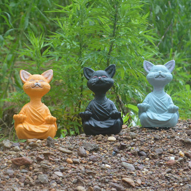 Estatua de Gato Meditativo en Resina, Sentado con Flores en Jardín Decoración para Hogar — imagen 1