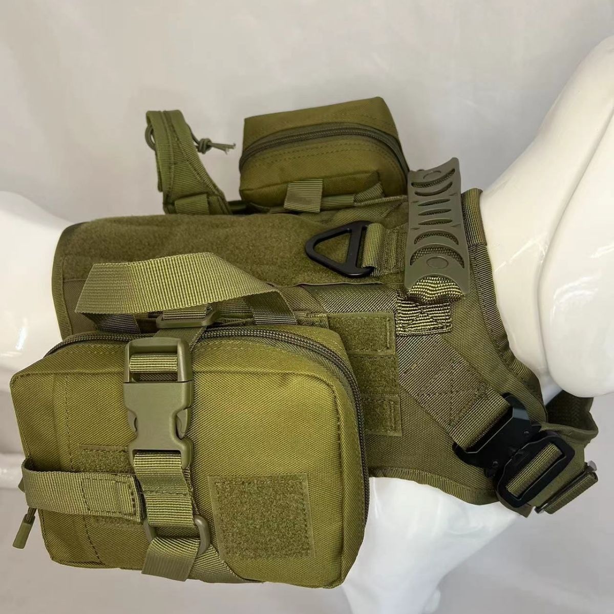 Traje impermeable de nylon y poliéster para perros grandes al aire libre con correa de hombro — imagen 3