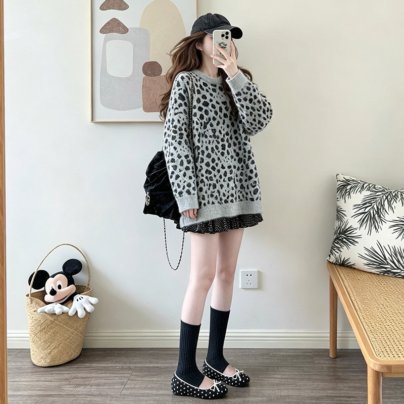 Leopard print round neck pullover sweater — image 3
