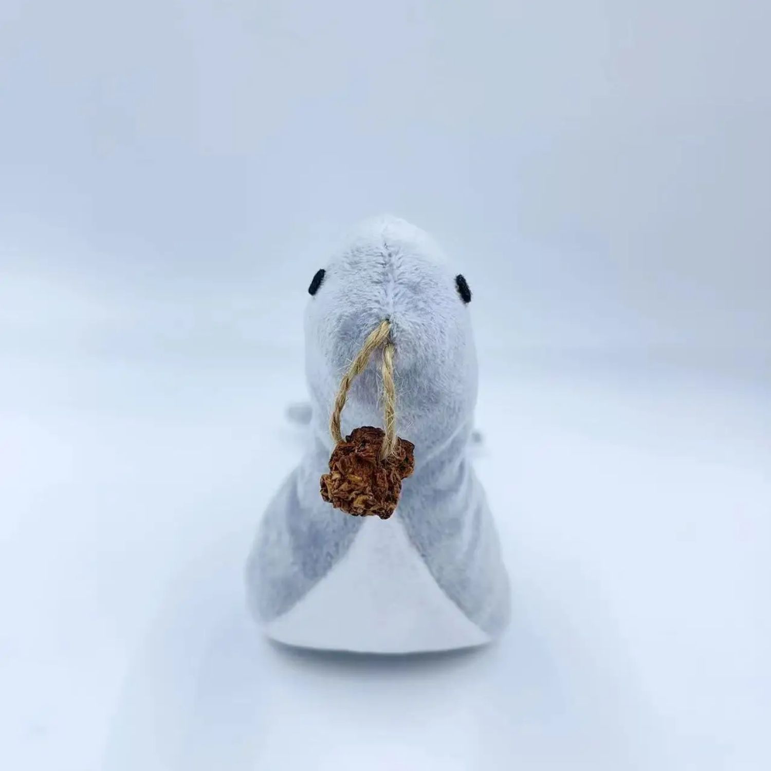 Juguetes para Mascotas Gato León Marino de Peluche con Sonido de Campana Dientes Rascando Cenicero y Fresa para Estimular a los Gatos — imagen 3