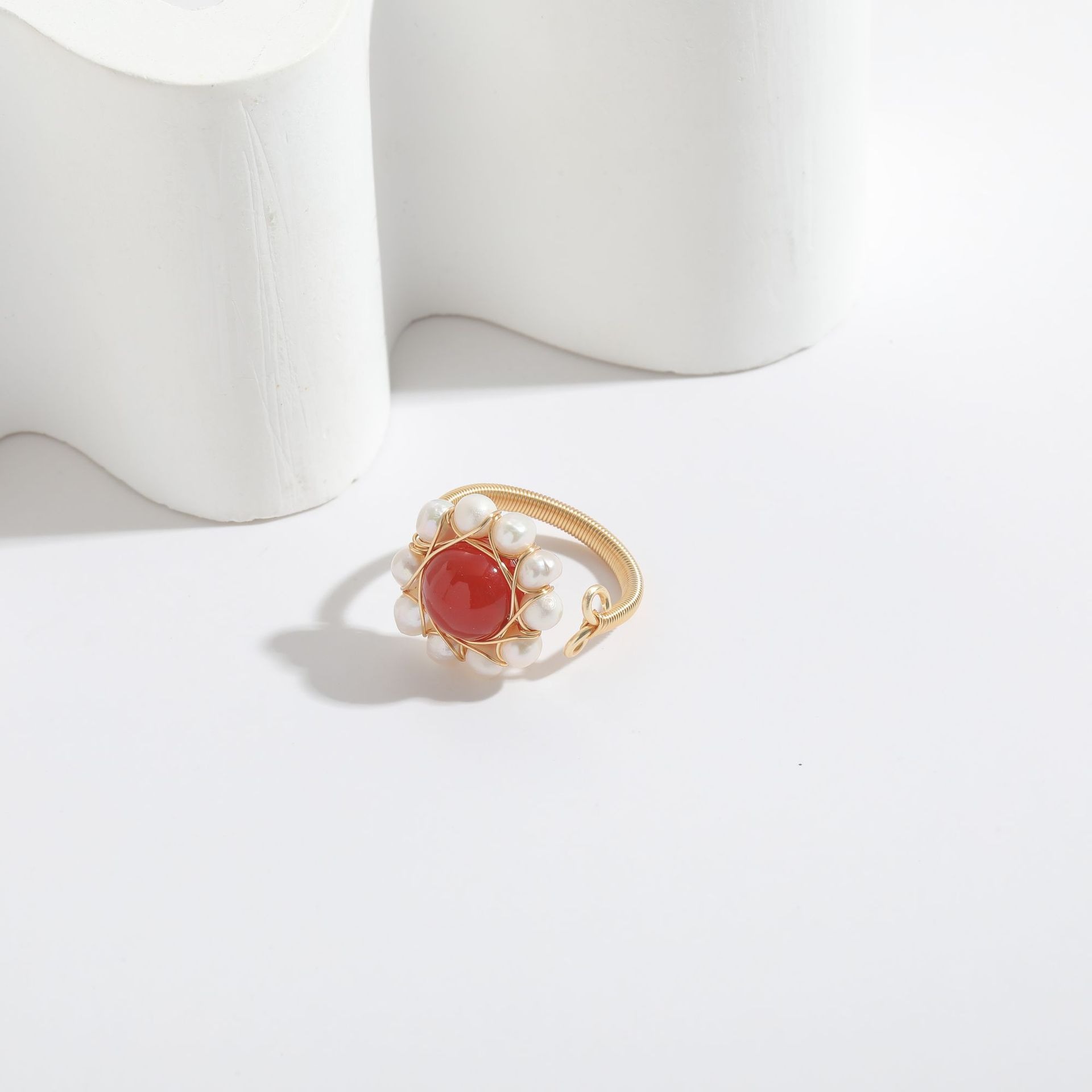Anillo de Perlas Naturales de Agua en Mármol Rojo con Oro 14K Envuelto a Mano — imagen 4