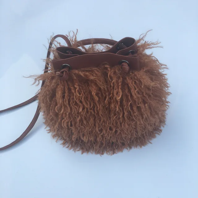 Bolso de cubo de lana de pelo largo para mujer, lujo, con piel de oveja mongol, estilo playa, piel de lana falsa, bolso de hombro de una mano — imagen 14