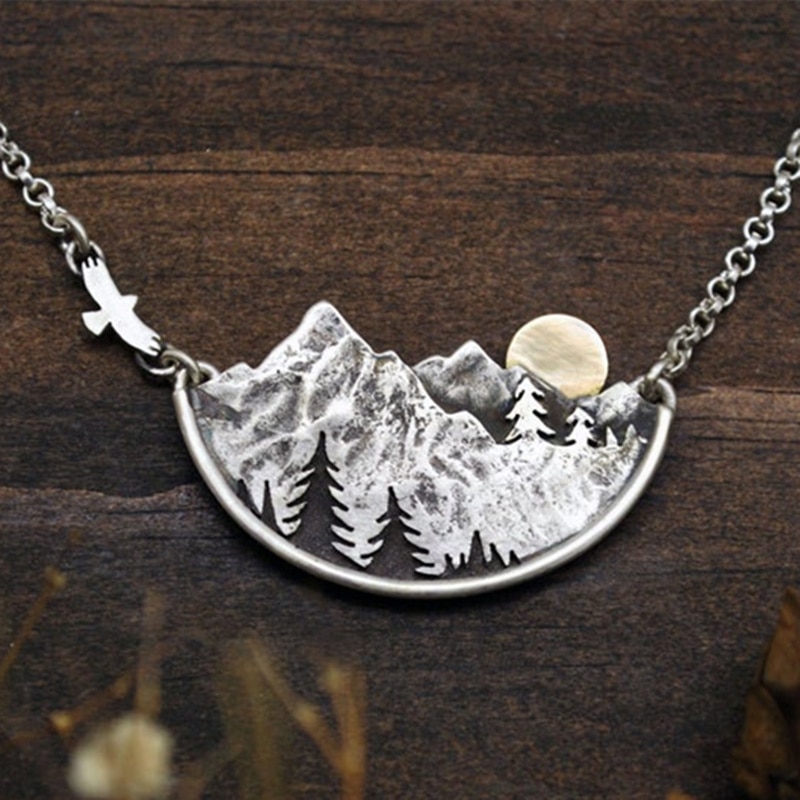 Collar de Paisaje de Montaña 'La Aventura Espera', Dije Dorado con Sol, Ave Volando y Pinos, Joyería de Moda para Mujer — imagen 2