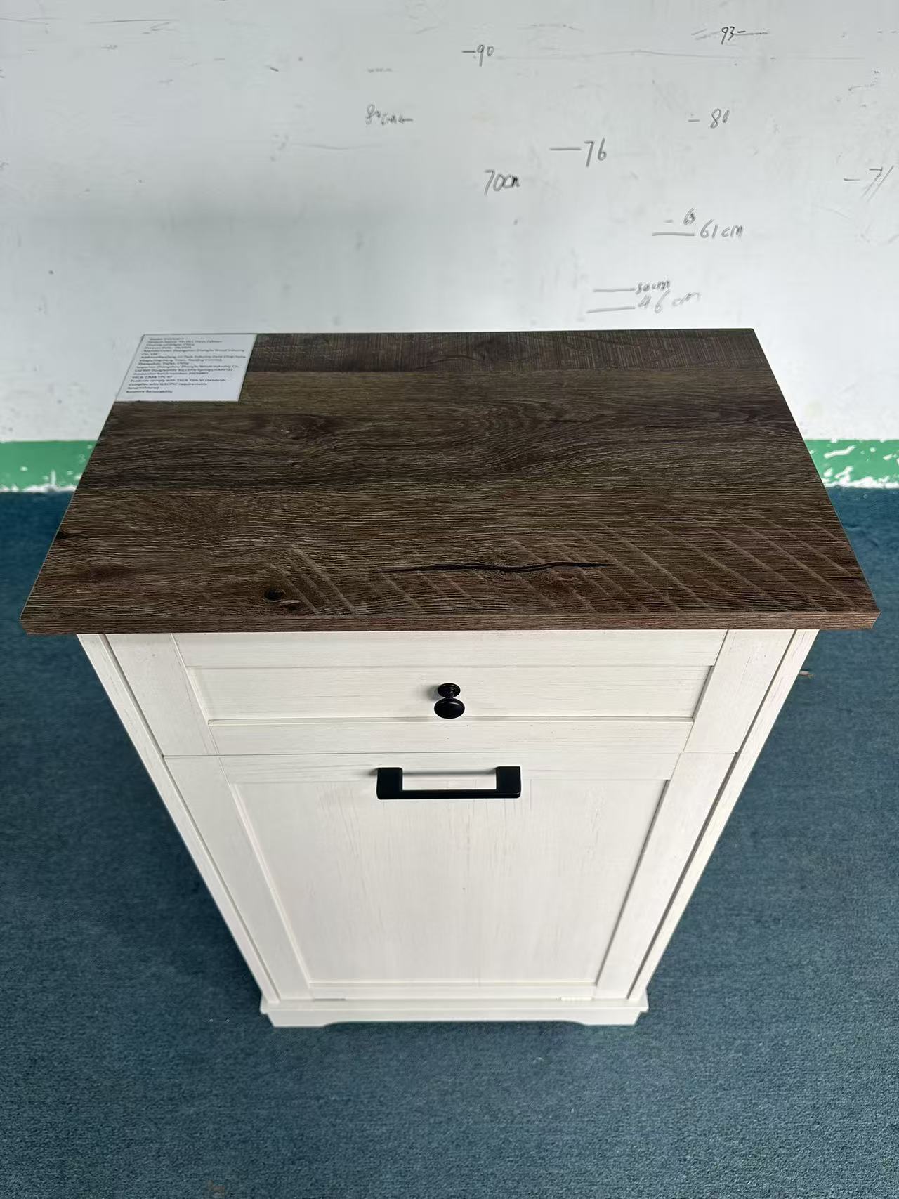 Mueble Basculante para Basurero de 10 Galones, Mueble Independiente para Bote de Basura, Mueble de Madera para Basura y Reciclaje con Cajón, a Prueba de Mascotas, para Cocina y Sala de Estar, Blanco Antiguo (No Incluye el Bote de Basura) — imagen 9