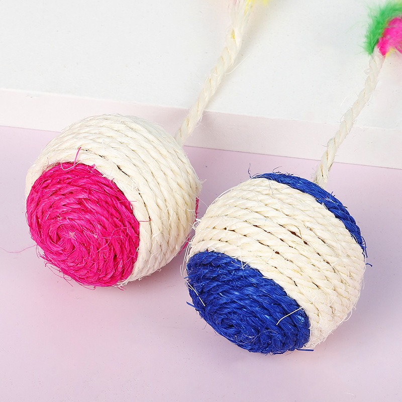 Pelota de sisal con plumas coloridas y sonajitas para gatos, corazón de tesoro felino — imagen 3