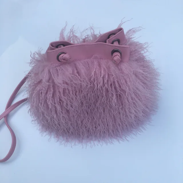 Bolso de cubo de lana de pelo largo para mujer, lujo, con piel de oveja mongol, estilo playa, piel de lana falsa, bolso de hombro de una mano — imagen 16