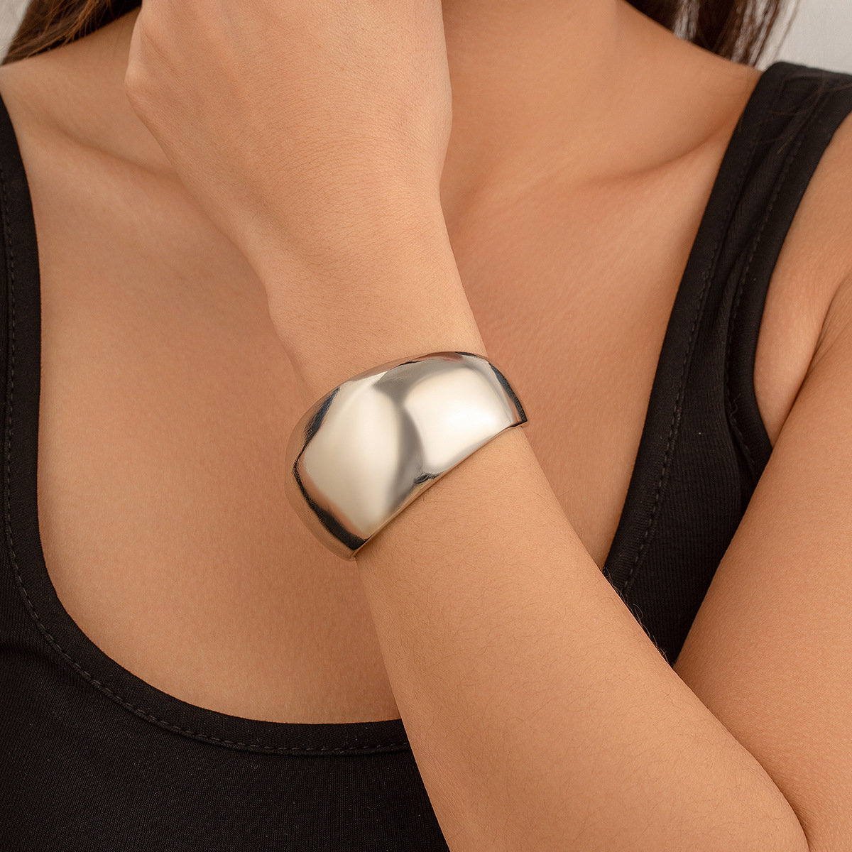 Cintillo de serpiente en metal con textura novedosa, diseño elegante para mujeres con apertura circular — imagen 12