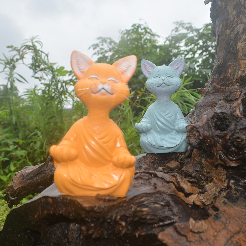 Estatua de Gato Meditativo en Resina, Sentado con Flores en Jardín Decoración para Hogar — imagen 4