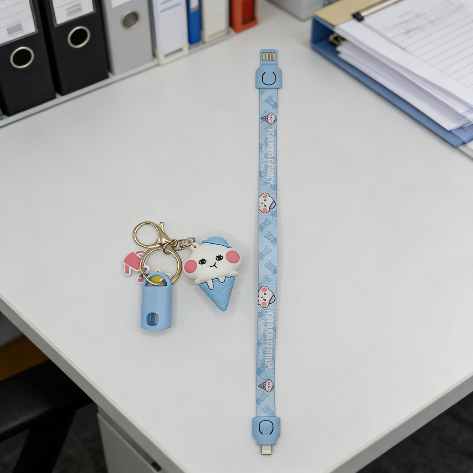 Llavero con Cable de Carga de Animal - Azul — imagen 1