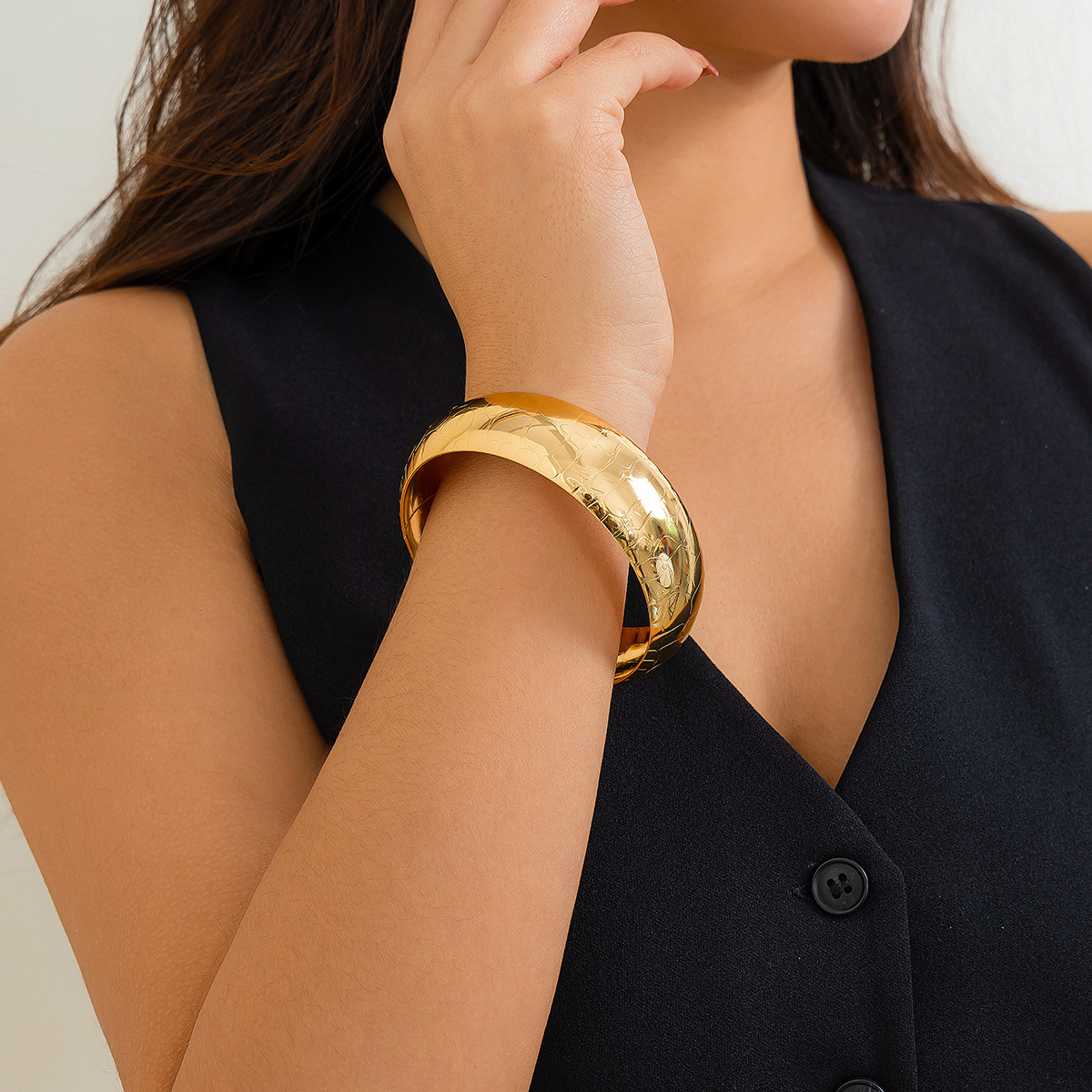 Cintillo de serpiente en metal con textura novedosa, diseño elegante para mujeres con apertura circular — imagen 6