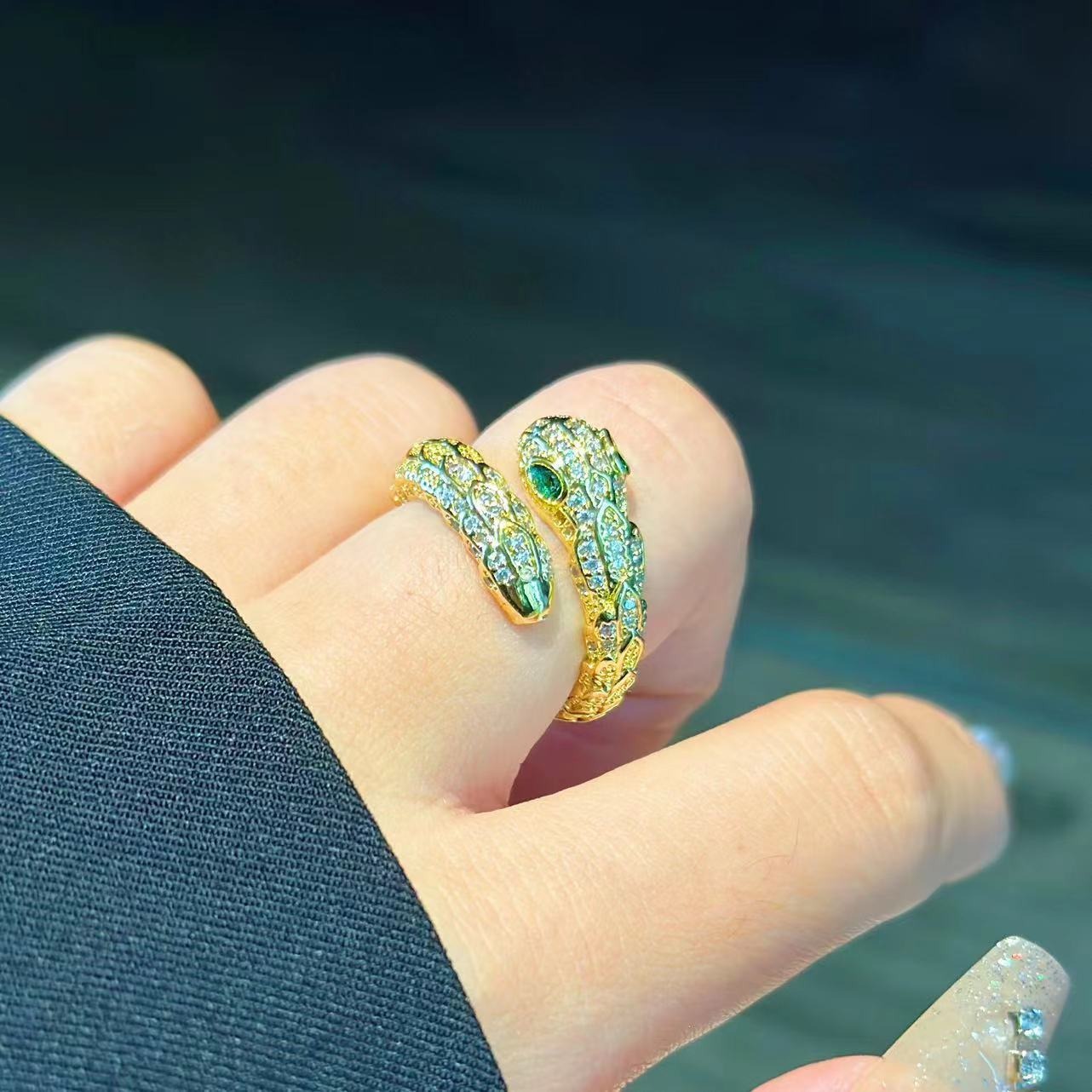 Anillo geométrico personalizado en forma de serpiente para mujeres con micrograbado de cobre puro y zircón abierto — imagen 3
