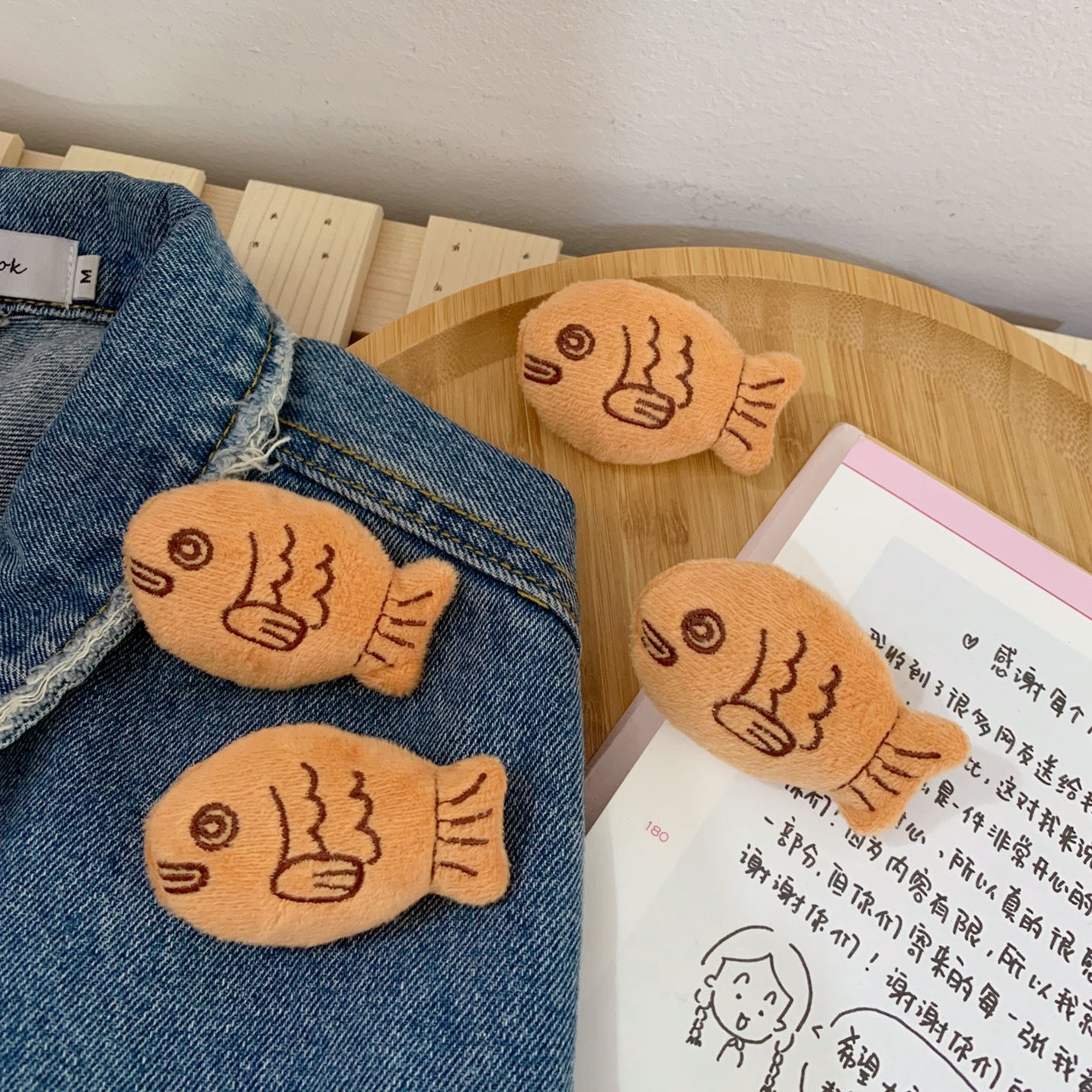 Broche de Peces Cómicos de Plush para Bolsa o Chaqueta con Forma de Pez — imagen 2