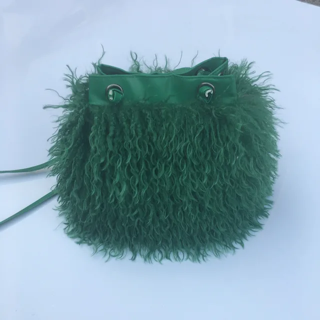 Bolso de cubo de lana de pelo largo para mujer, lujo, con piel de oveja mongol, estilo playa, piel de lana falsa, bolso de hombro de una mano — imagen 12