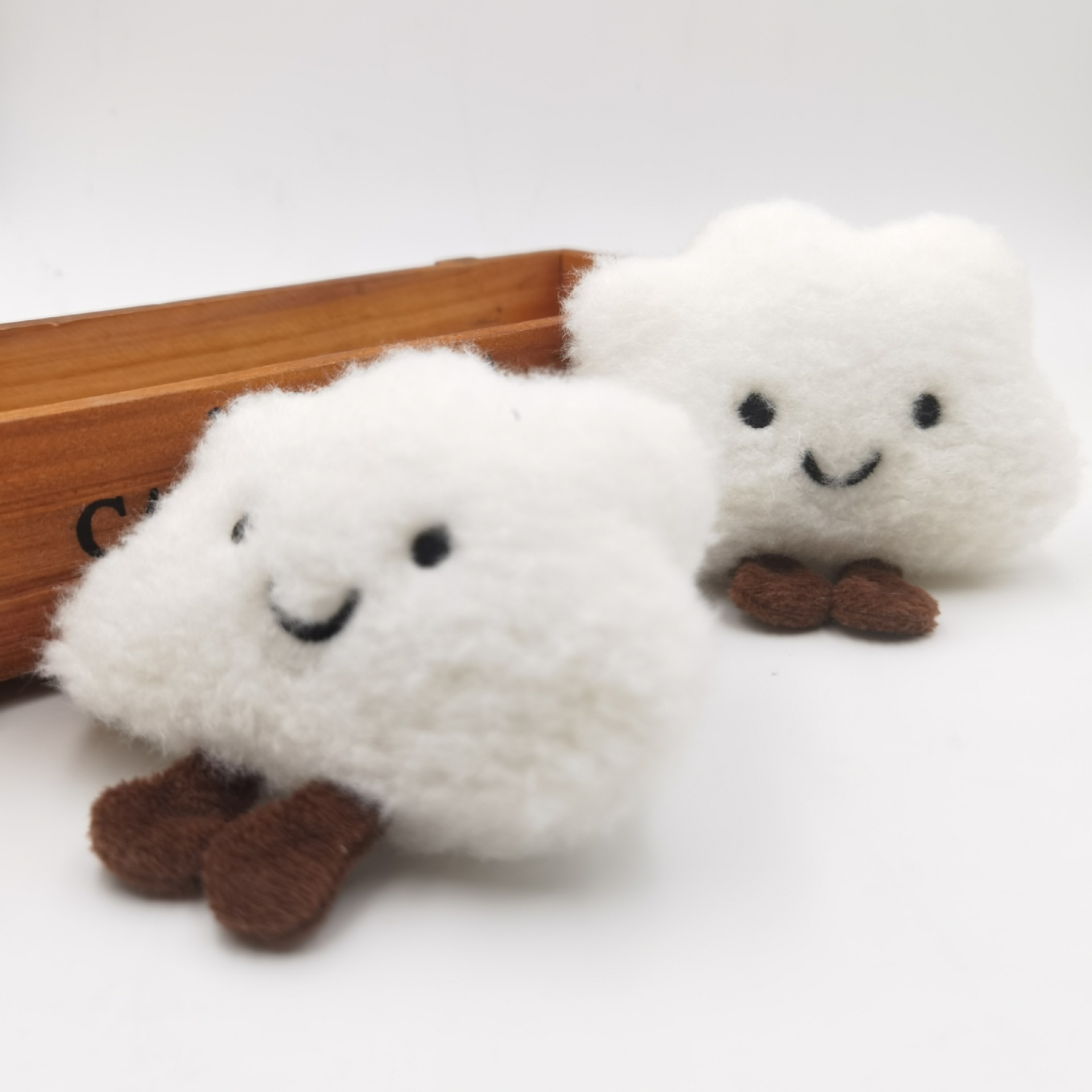 Muñecos de Cabeza de Animales de Peluche con Rostros Sonrientes y Nubes — imagen 3