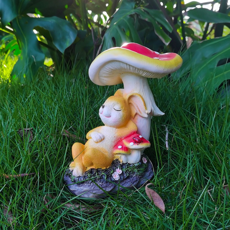 Decoraciones de jardín al aire libre simuladas de conejo y setas — imagen 6