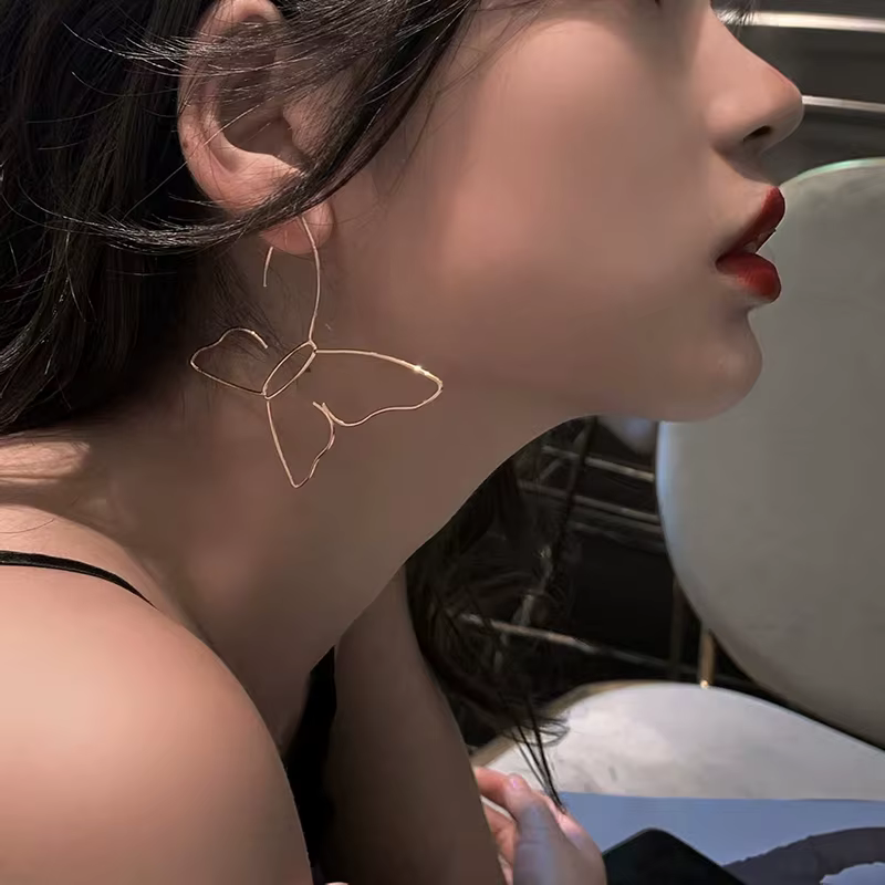 Auriculares de estilo punk chic con forma de mariposa hueca en metal para mujer accesorios de moda vintage fiesta nightclub — imagen 1