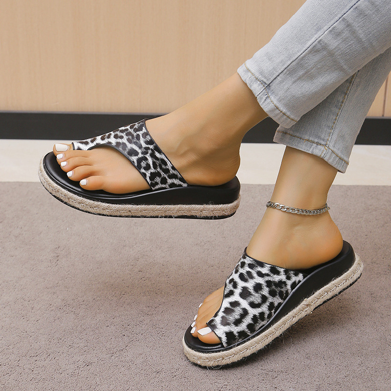 Thick Sole Slippers Women Leopard Print Toe Loop Sandals Large Size Woven Flat Shoes — image 4