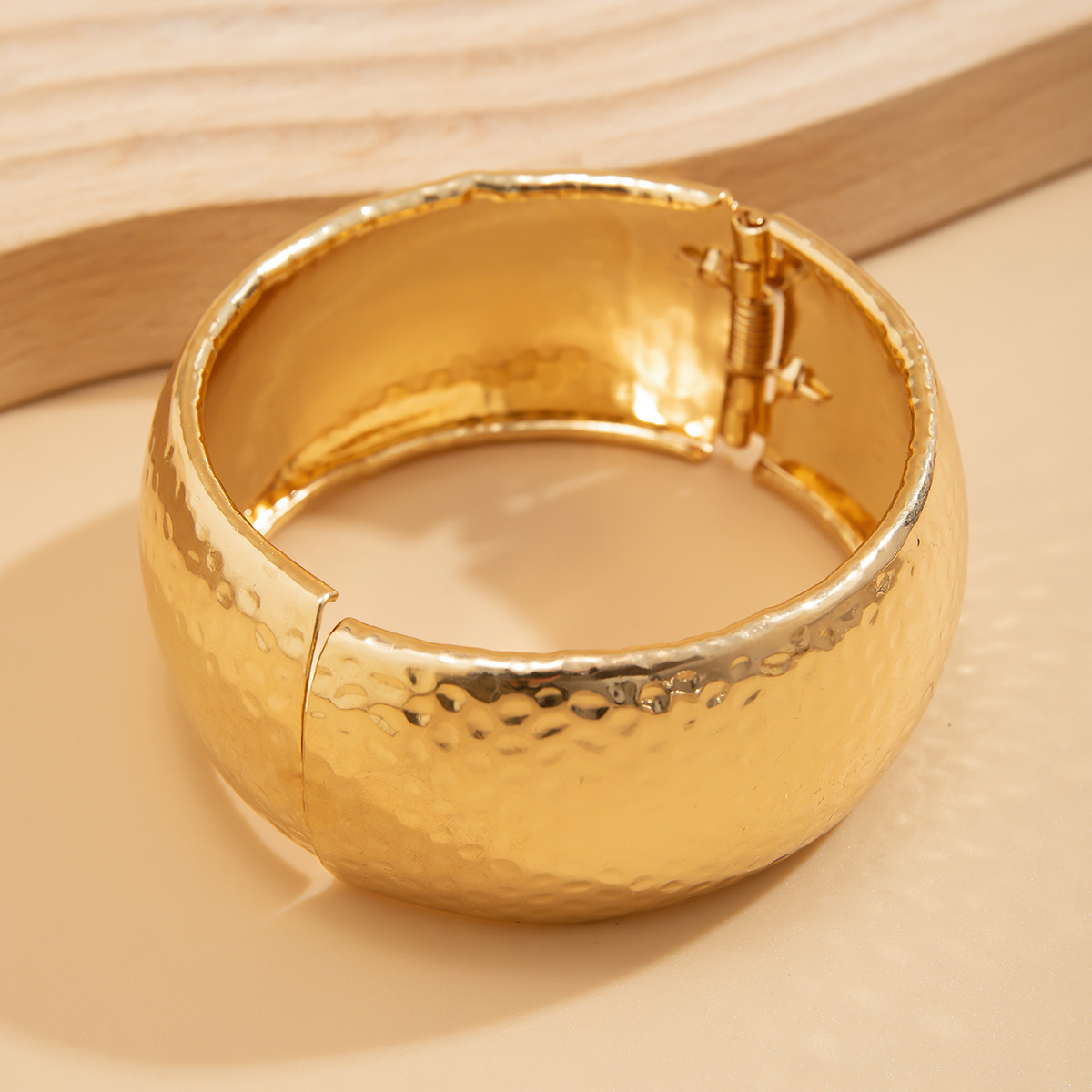 Cintillo de serpiente en metal con textura novedosa, diseño elegante para mujeres con apertura circular — imagen 4
