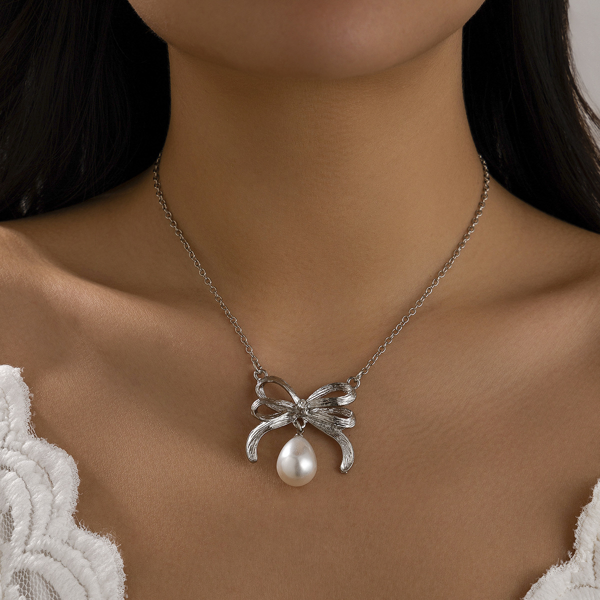 Cuello Redondo con Nudo Mariposa Cadena de Cruz de Metal Imitación Perla Cadena de Clavícula — imagen 11