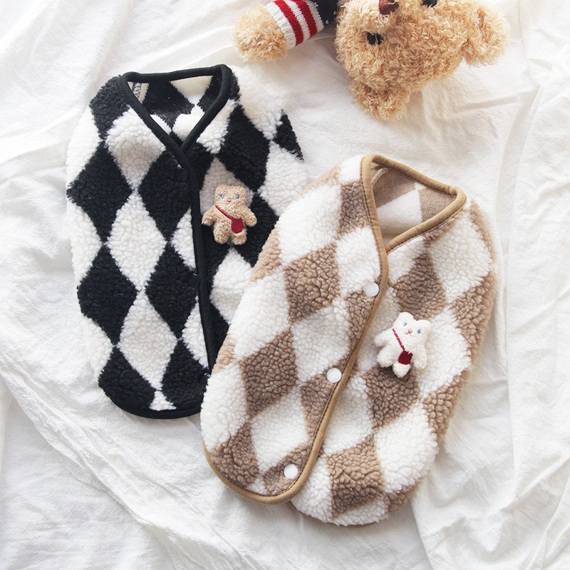 Chaqueta de invierno y otoño para perros: chaleco cálido de felpa con cuadros diamante de dos pies, nuevo — imagen 1