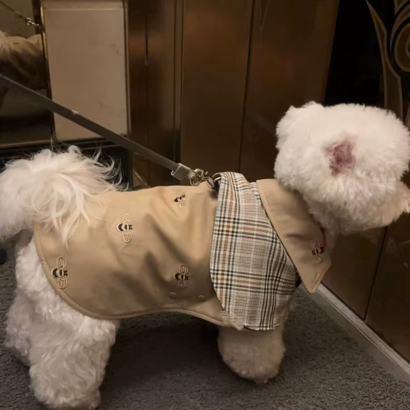 Ropa para Mascotas: Capa Vintage de Detective con Estampado de Corbata Inglesa a Rayas, Capa Exterior para Perros Pequeños, Capa Marrón para Cachorros — imagen 2