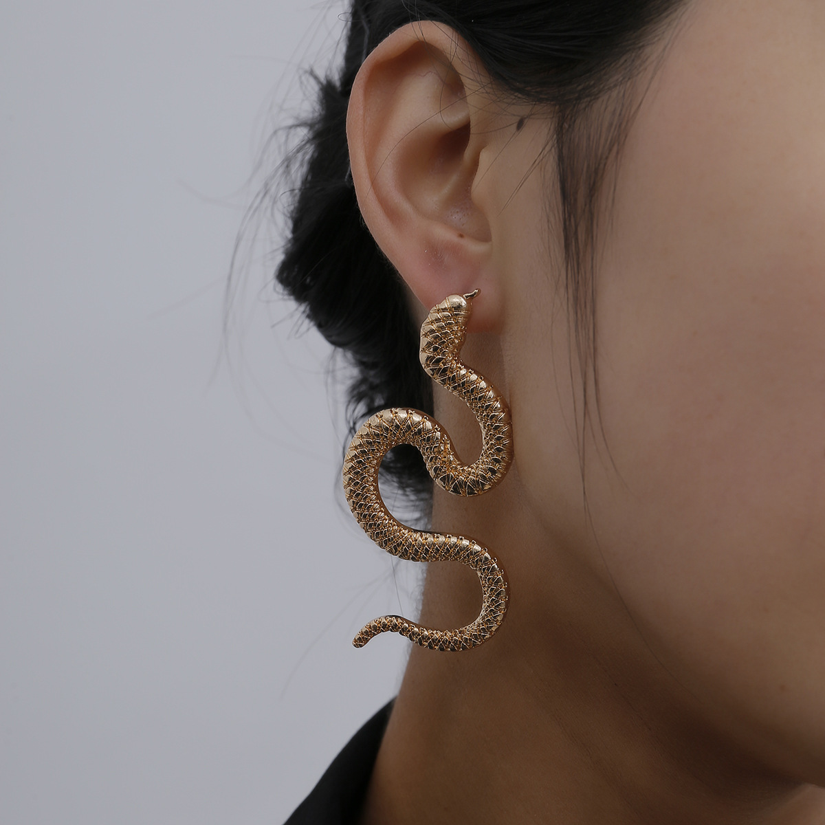 Personality twisted geometric hip-hop earrings women exaggerated snake-shaped fashion embossed long earrings — image 1