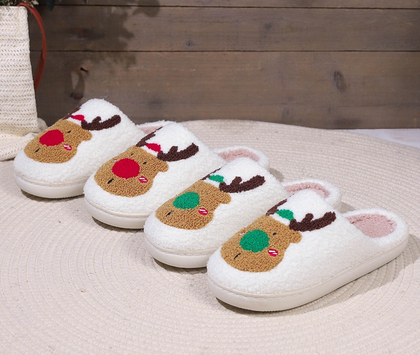 Zapatos de Plumas para Mujer de Elfo Navideño, Calentito y Acogedor para Invierno — imagen 2