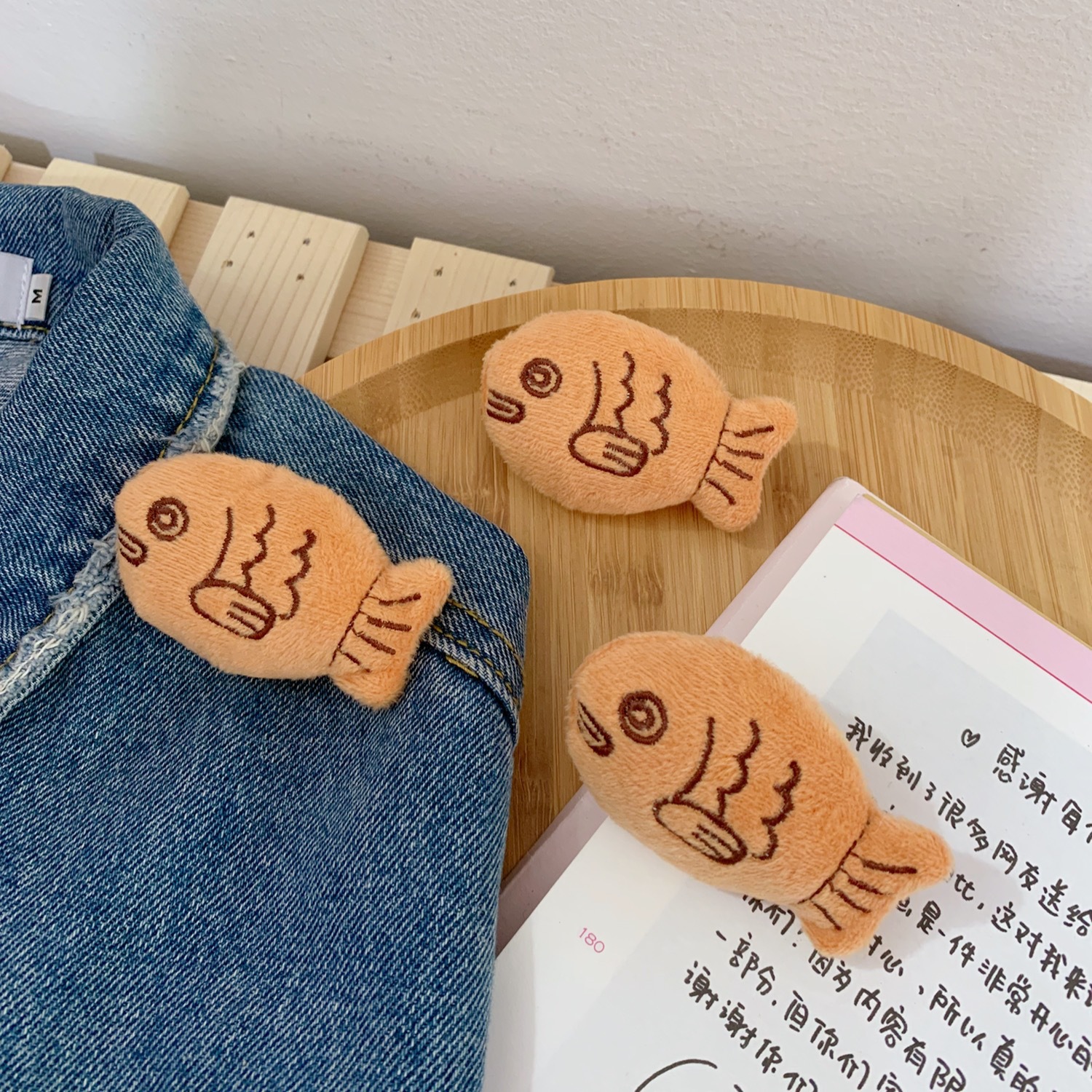 Broche de Peces Cómicos de Plush para Bolsa o Chaqueta con Forma de Pez — imagen 5