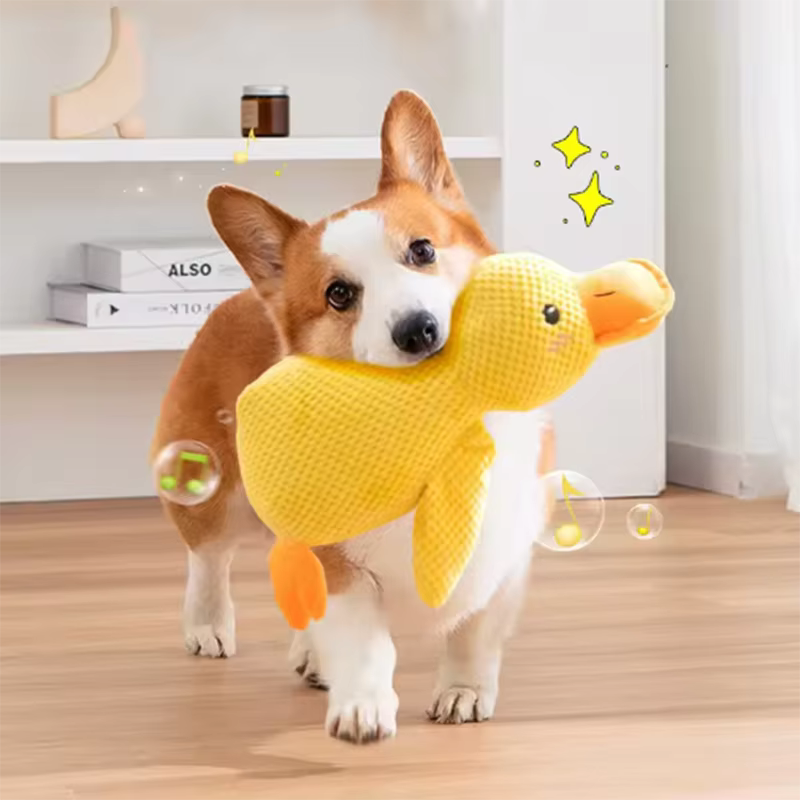 Perro durmiendo con un abrazo de juguetes de pato amarillo para aliviar la aburrición de juguete de peluche interactivo de mascota pequeña — imagen 3