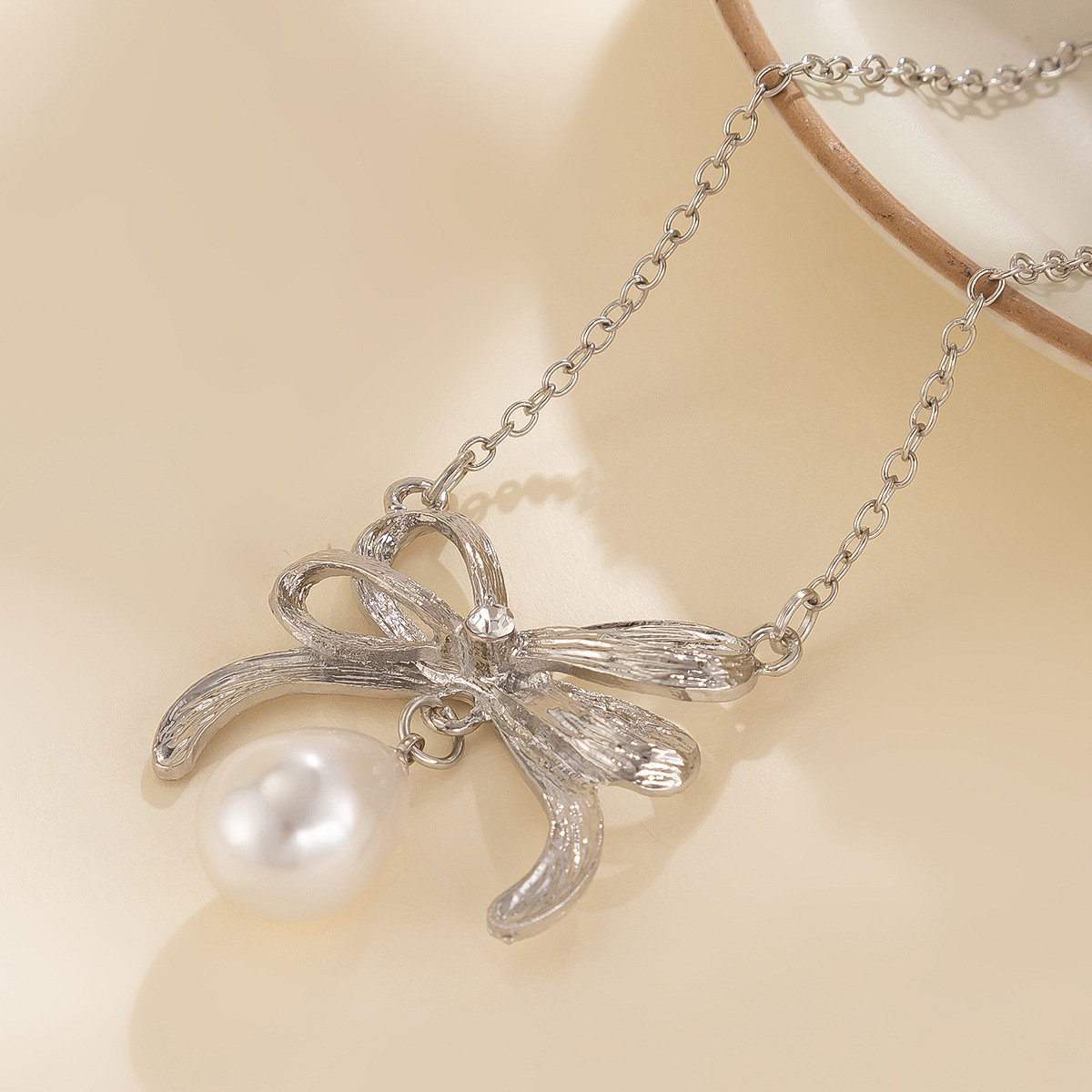 Cuello Redondo con Nudo Mariposa Cadena de Cruz de Metal Imitación Perla Cadena de Clavícula — imagen 4