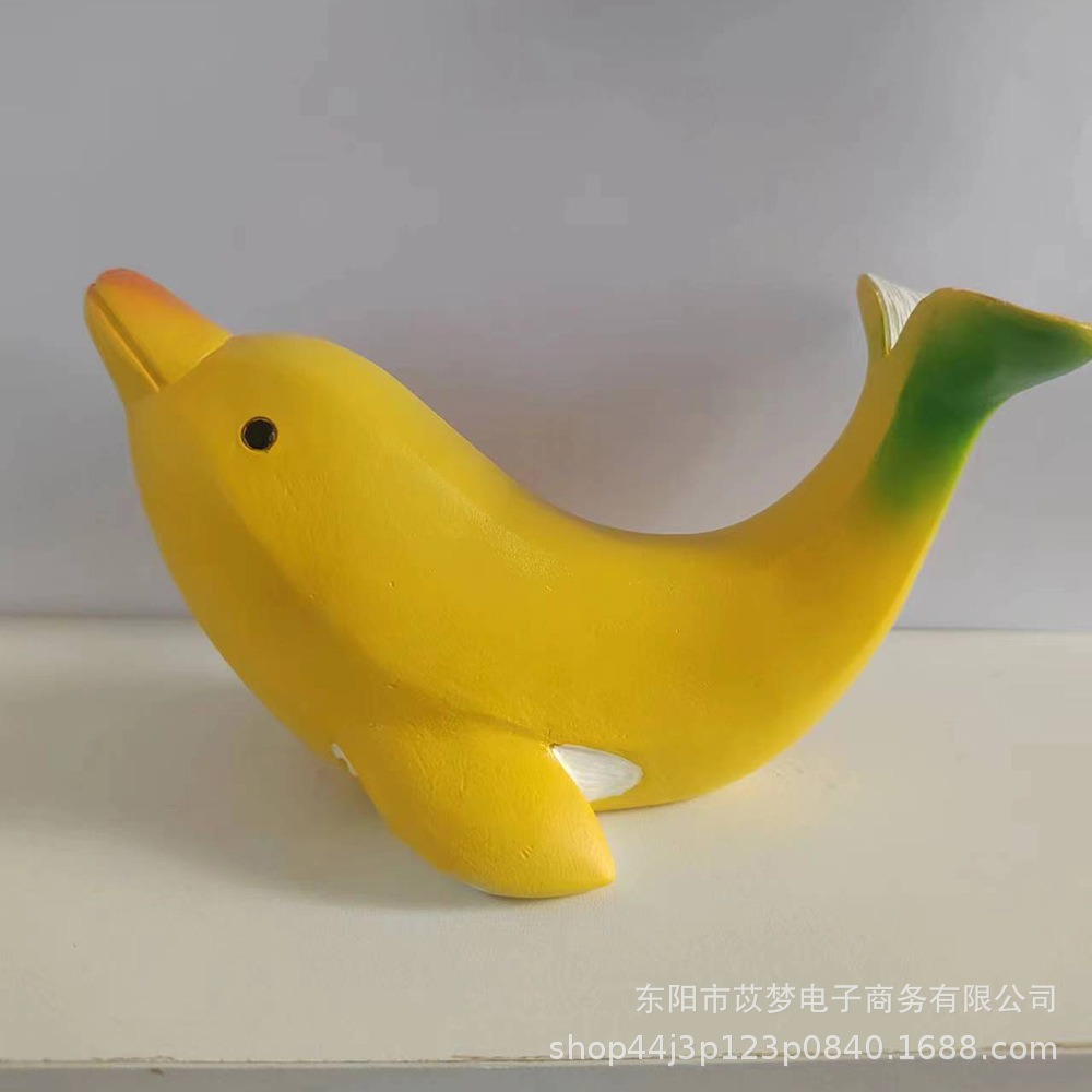 Ornamentos de escultura de delfín de banana en resina — imagen 2