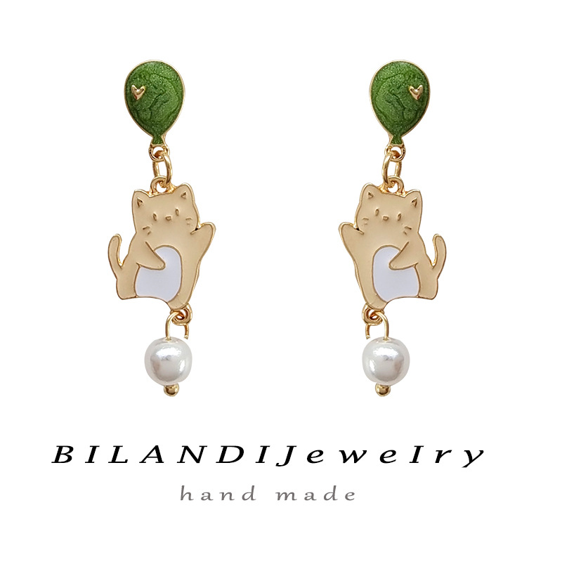 Pendientes de gatito de dibujos animados con aguja de plata S925, creativos, nicho, con perla de gota de aceite — imagen 1