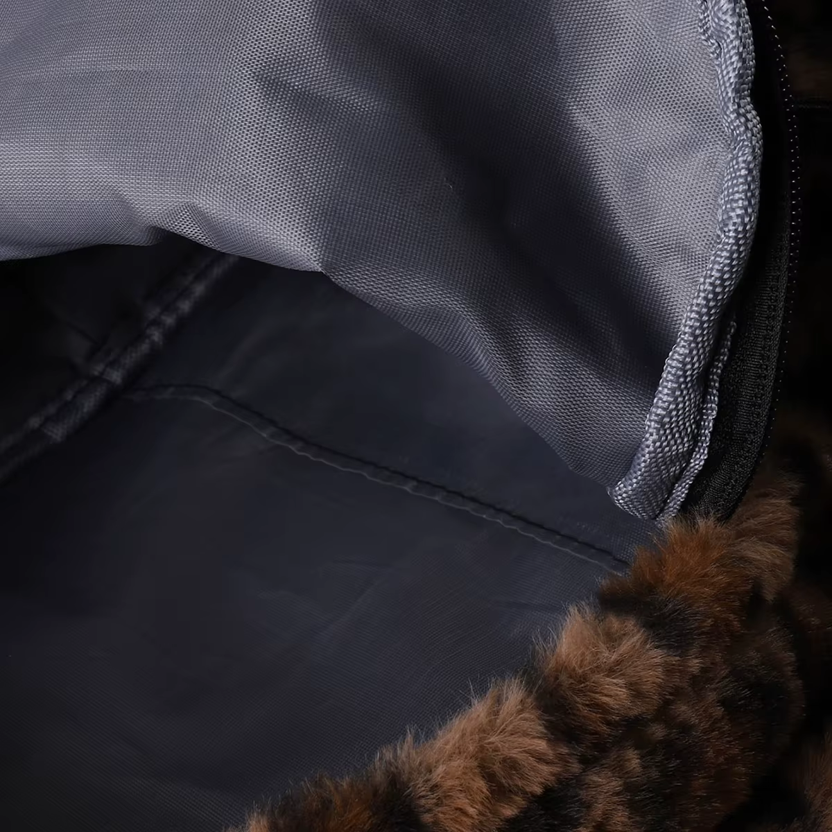 Mochila de Cuero Sofisticada con Diseño de Leopardo Marrón: Capacidad Grande para Comida y Equipaje, Cierre Seguro, Ajustable para Mujer — imagen 4
