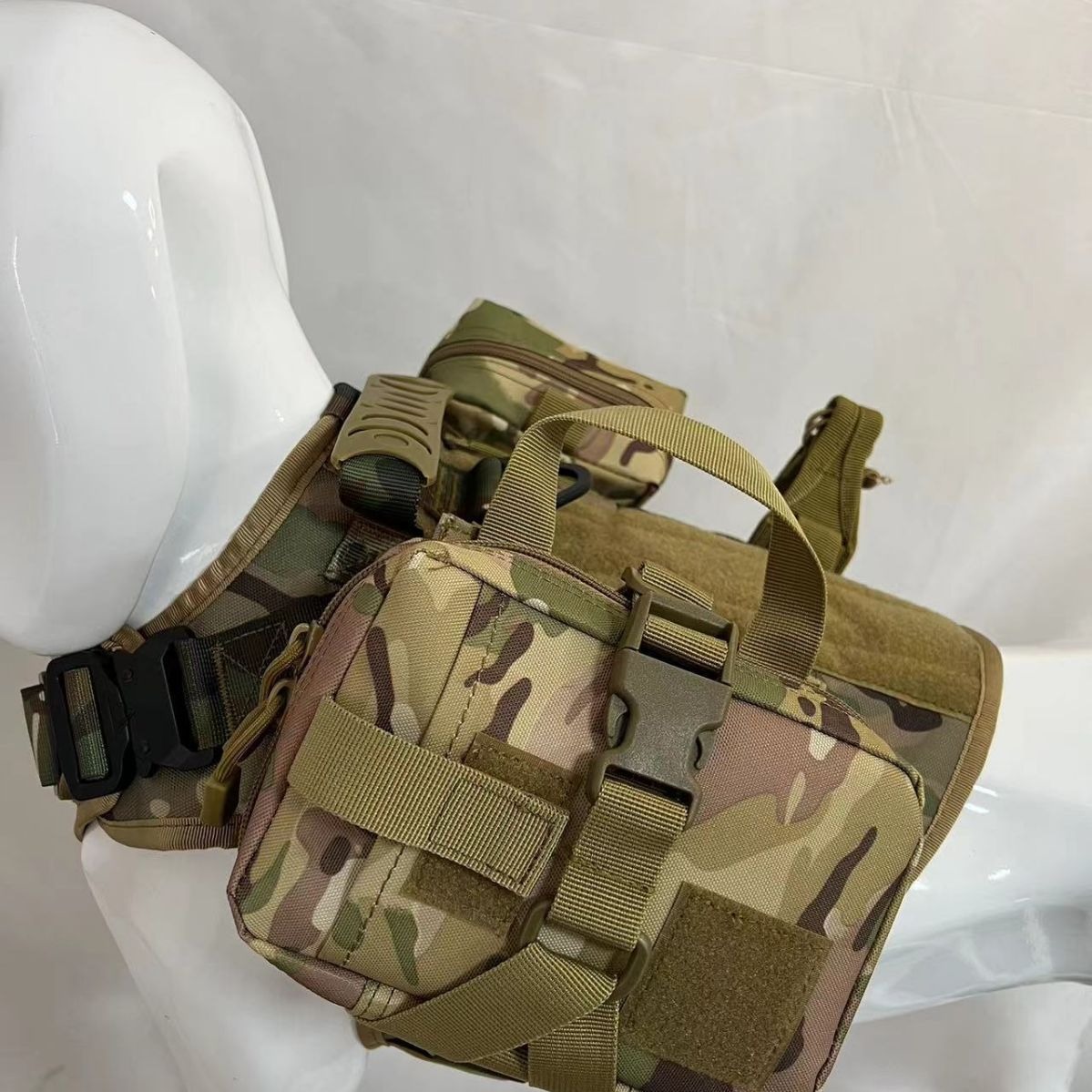 Traje impermeable de nylon y poliéster para perros grandes al aire libre con correa de hombro — imagen 4