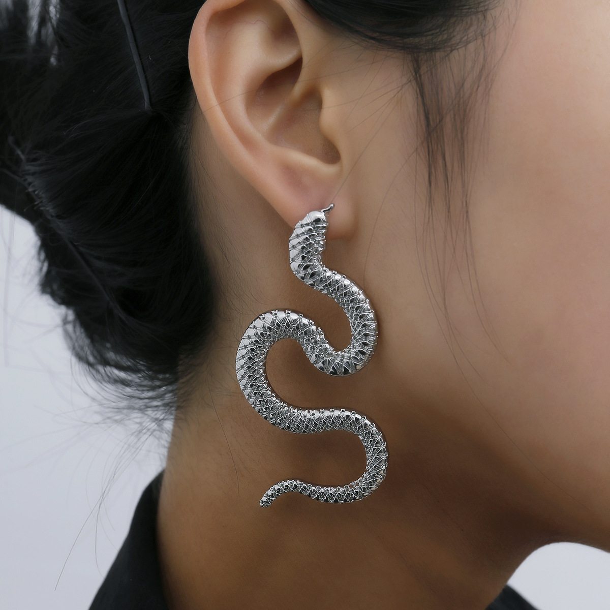 Personality twisted geometric hip-hop earrings women exaggerated snake-shaped fashion embossed long earrings — image 3