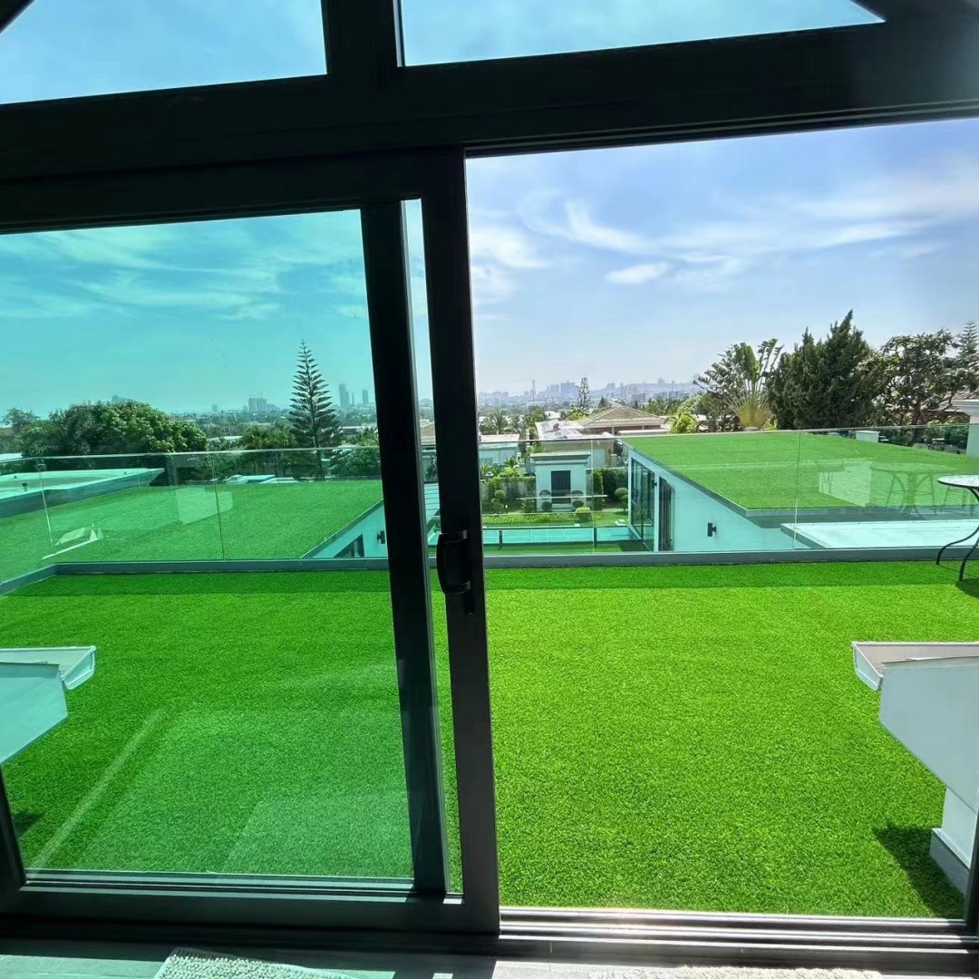 Alfombra de Césped Artificial para Exterior de 3FTx10FT, Rollo de Pasto Falso Grueso y Realista para Decoración de Patio, Balcón y Jardín, Tapete de Drenaje para Perros y Mascotas, 1.38" de Altura de Fibra — imagen 12