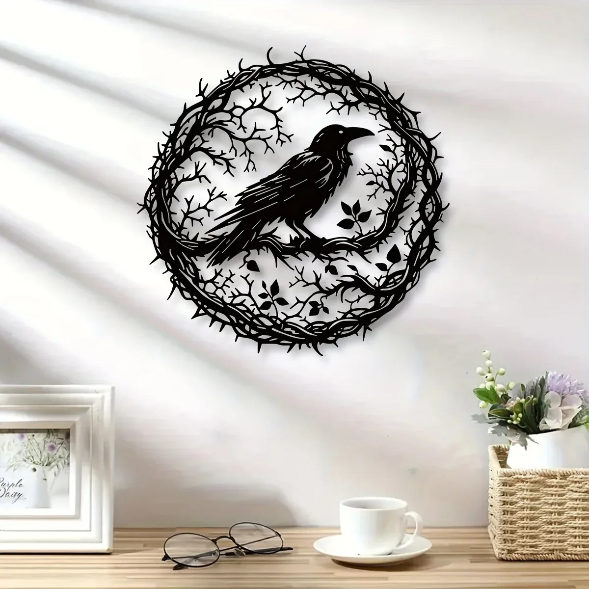 Arte de Cuervo en Metal Negro Gótico - Silueta Industrial Vintage con Pintura de Hierro — imagen 4