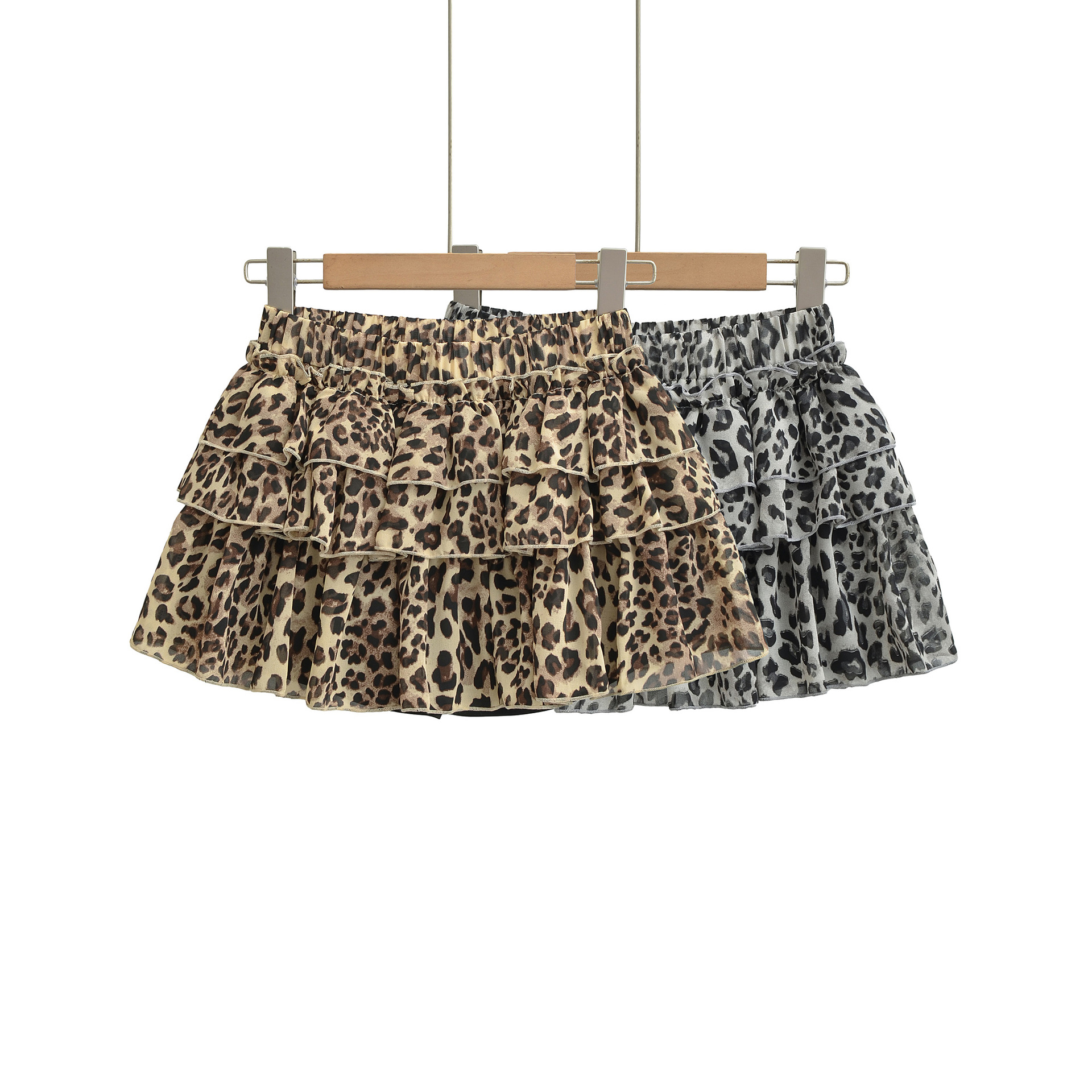 Leopard print hip hugging short skirt — image 3