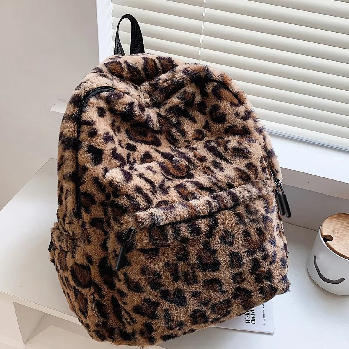 Mochila de Cuero Sofisticada con Diseño de Leopardo Marrón: Capacidad Grande para Comida y Equipaje, Cierre Seguro, Ajustable para Mujer — imagen 5