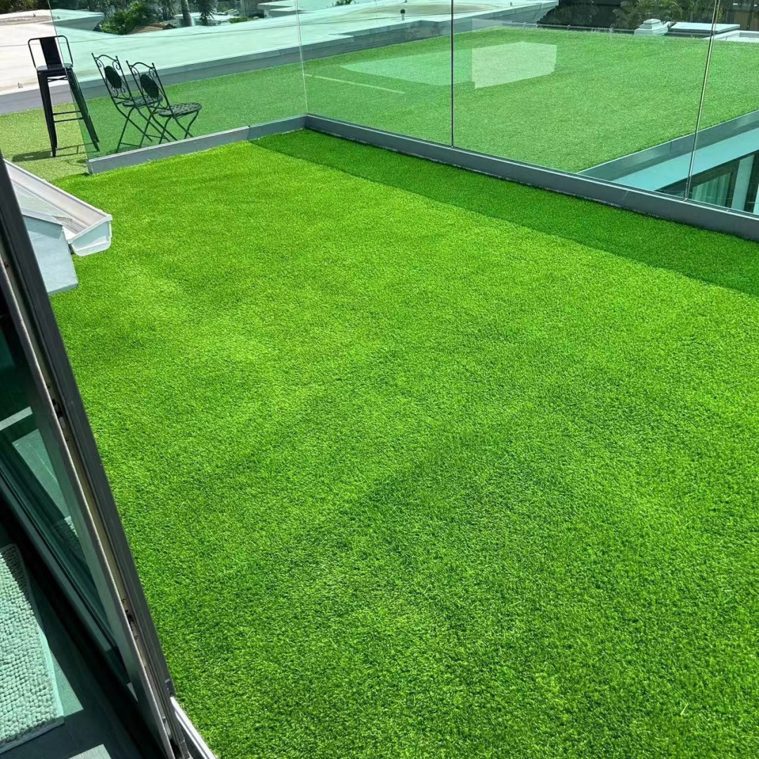 Alfombra de Césped Artificial para Exterior de 3FTx10FT, Rollo de Pasto Falso Grueso y Realista para Decoración de Patio, Balcón y Jardín, Tapete de Drenaje para Perros y Mascotas, 1.38" de Altura de Fibra — imagen 2