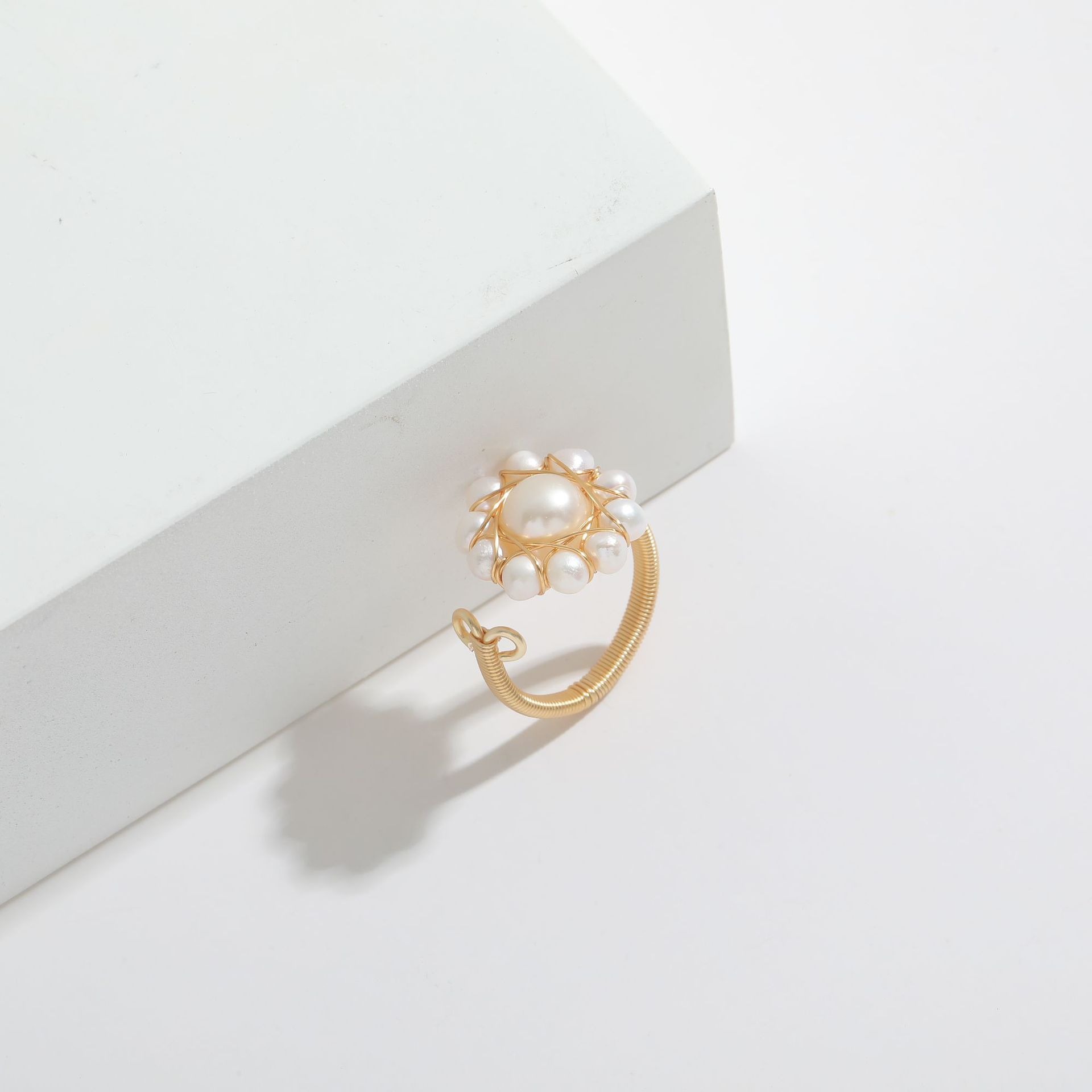 Anillo de Perlas Naturales de Agua en Mármol Rojo con Oro 14K Envuelto a Mano — imagen 3