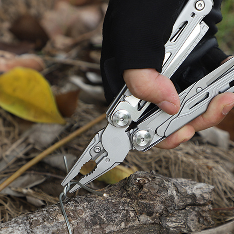 Alicates Multiherramienta 12 en 1 con Equipo de Supervivencia Profesional, para Camping, Caza y Pesca | Regalo Perfecto para Hombres — imagen 3