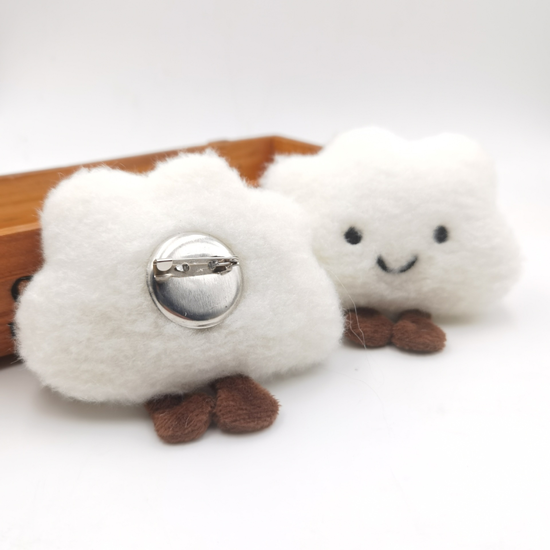 Muñecos de Cabeza de Animales de Peluche con Rostros Sonrientes y Nubes — imagen 2