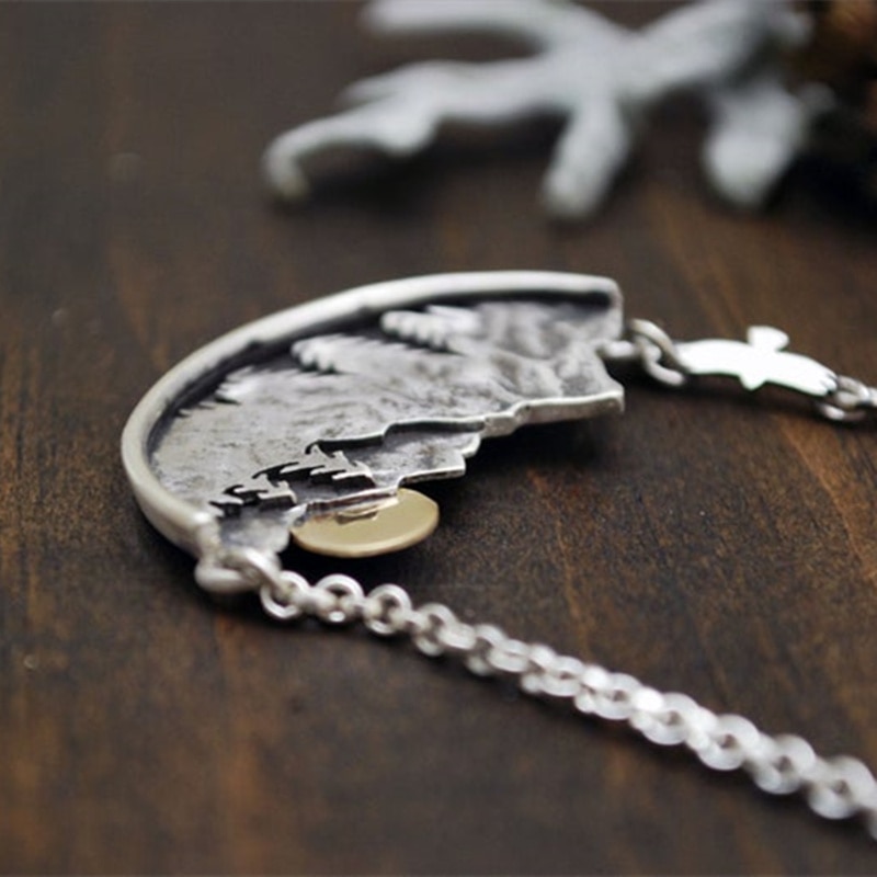 Collar de Paisaje de Montaña 'La Aventura Espera', Dije Dorado con Sol, Ave Volando y Pinos, Joyería de Moda para Mujer — imagen 3