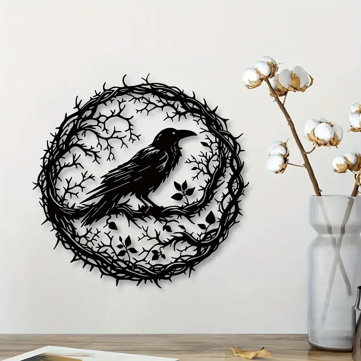 Arte de Cuervo en Metal Negro Gótico - Silueta Industrial Vintage con Pintura de Hierro — imagen 1
