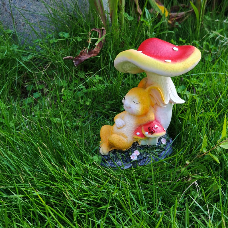 Decoraciones de jardín al aire libre simuladas de conejo y setas — imagen 3