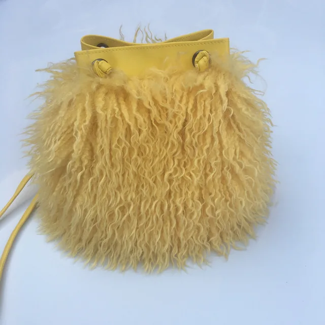 Bolso de cubo de lana de pelo largo para mujer, lujo, con piel de oveja mongol, estilo playa, piel de lana falsa, bolso de hombro de una mano — imagen 9